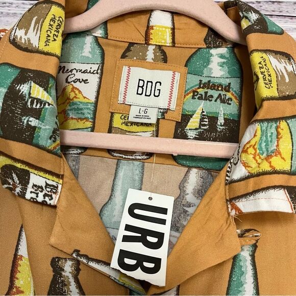 NWT BDG Urban Outfitters Drink Print Beer Bottles Hawaiian Camp Shirt Mens L - Picture 6 of 11